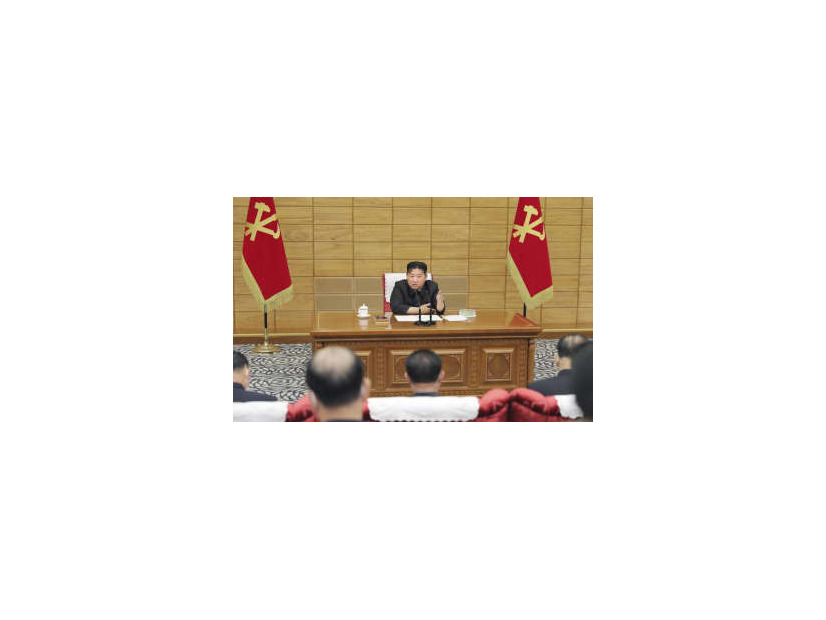 朝鮮労働党政治局協議会に臨む北朝鮮の金正恩党総書記＝21日、平壌（朝鮮中央通信＝共同）