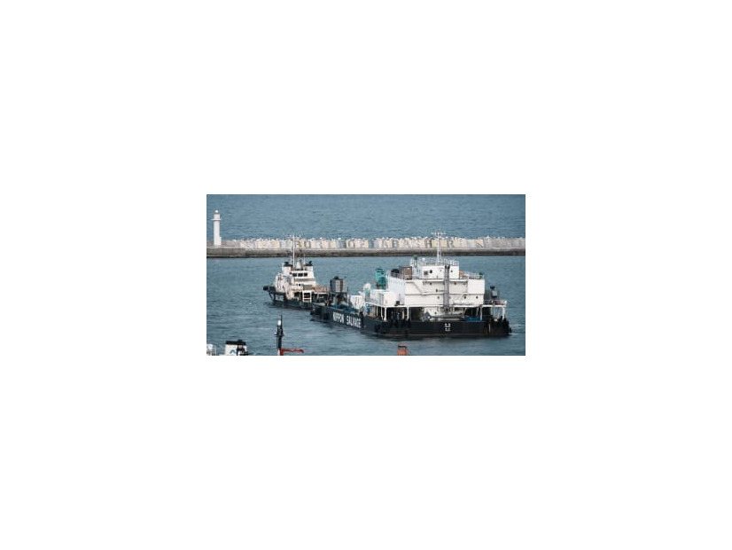 北海道・網走港を出港する作業船「海進」（手前）＝22日午後