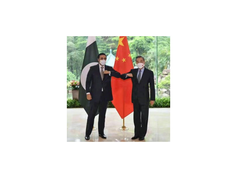 パキスタンの外相（左）と写真に納まる中国の王毅国務委員兼外相＝22日、中国広東省広州（中国外務省の「微博（ウェイボ）」から、共同）