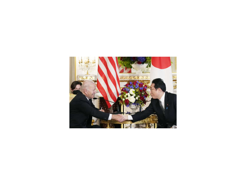 首脳会談で握手する岸田首相（右）とバイデン米大統領＝23日午前、東京・元赤坂の迎賓館
