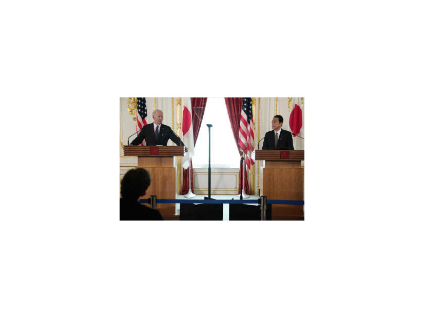 首脳会談を終え共同記者会見する、岸田首相（右）とバイデン米大統領＝23日午後、東京・元赤坂の迎賓館（AP＝共同）