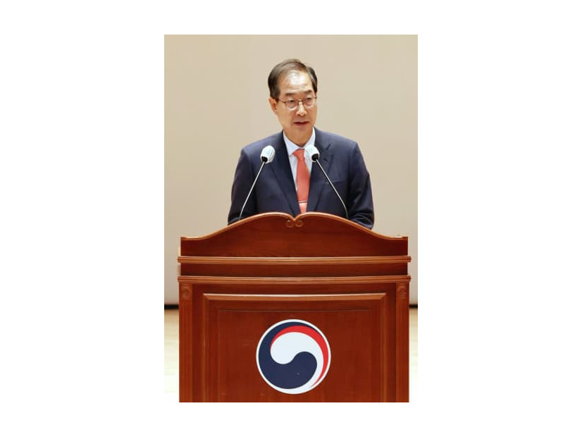 23日、就任式で演説する韓国の韓悳洙新首相＝世宗市（聯合＝共同）