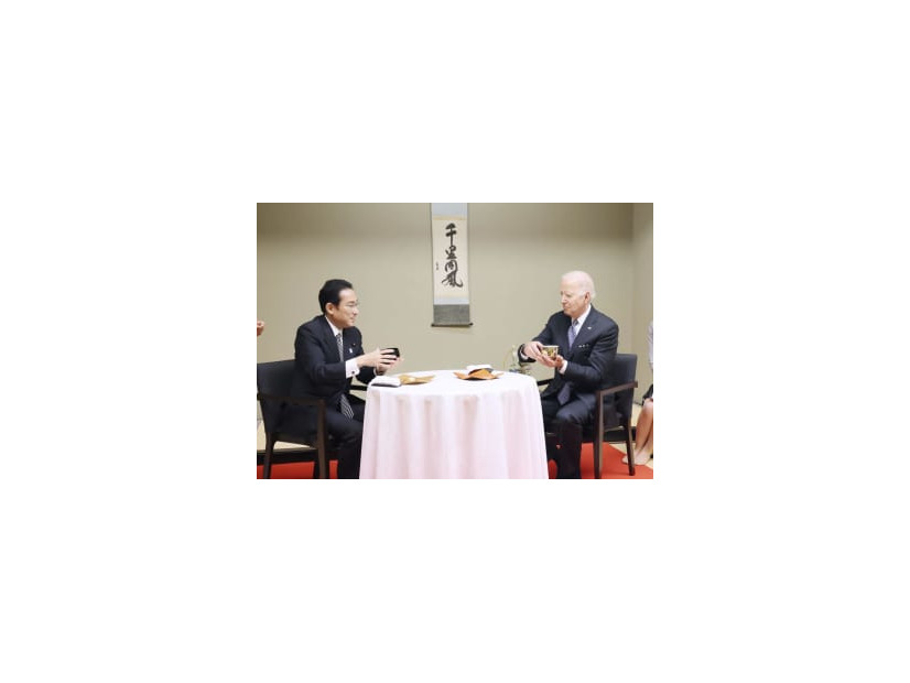 お茶を堪能する岸田首相（左）とバイデン米大統領＝23日夕、東京都港区の八芳園（内閣広報室提供）
