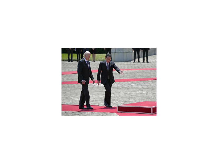 首脳会談前の歓迎式典に臨むバイデン米大統領（左）と岸田首相＝23日午前、東京・元赤坂の迎賓館（AP＝共同）