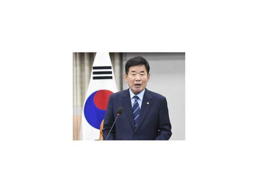 24日、韓国の次期国会議長候補に選出され所感を述べる野党「共に民主党」の金振杓議員＝ソウル（共同）