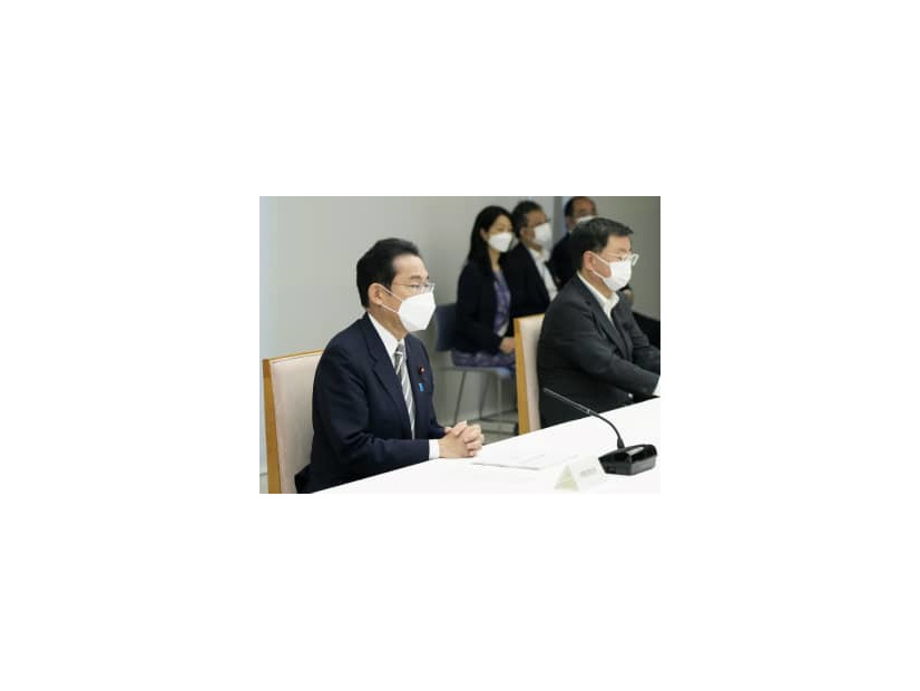 月例経済報告等に関する関係閣僚会議に臨む岸田首相（左）＝25日午前、首相官邸