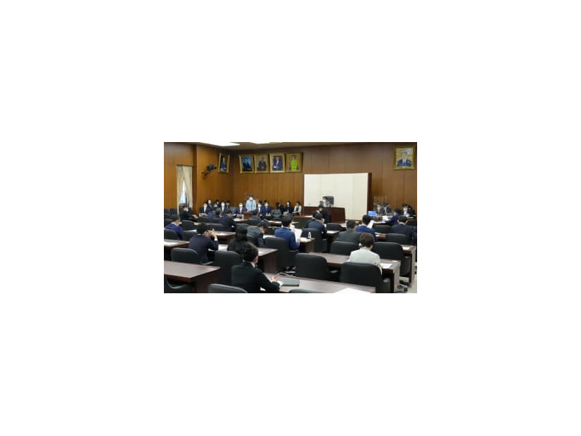アダルトビデオの出演被害救済に向けた法案を審議する衆院内閣委＝25日午前