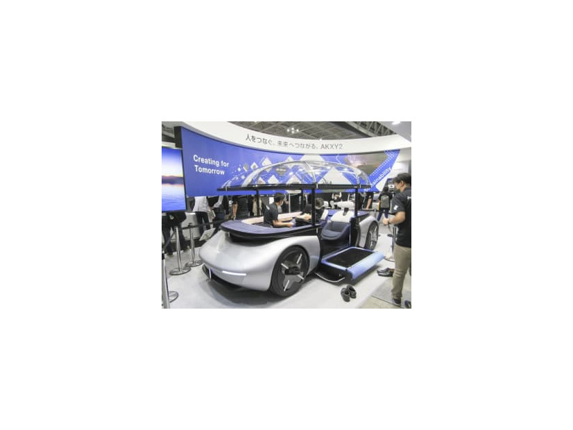 旭化成がお披露目したコンセプトカー「AKXY2（アクシーツー）」＝25日午後、横浜市西区