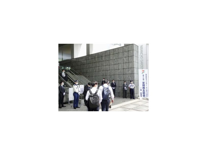 セブン＆アイ・ホールディングスの定時株主総会の会場に入る人たち＝26日午前、東京都千代田区