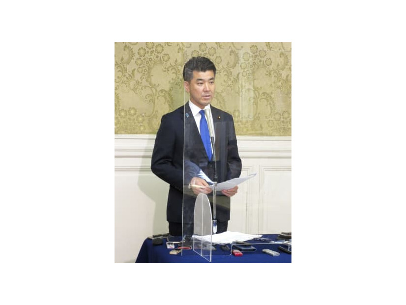 取材に応じる立憲民主党の泉代表＝26日午後、国会