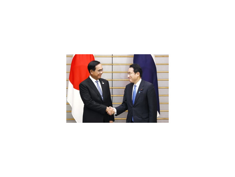 会談を前に握手するタイのプラユット首相（左）と岸田首相＝26日午後、首相官邸