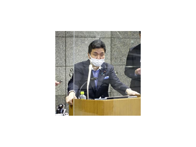 米国のオースティン国防長官との電話会談後、取材に応じる岸防衛相＝26日夜、防衛省