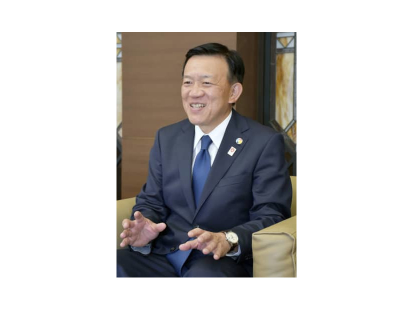 インタビューに答える関西経済同友会の代表幹事に就任した角元敬治氏＝23日、大阪市