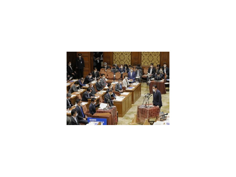 衆院予算委で答弁する岸田首相＝27日午前
