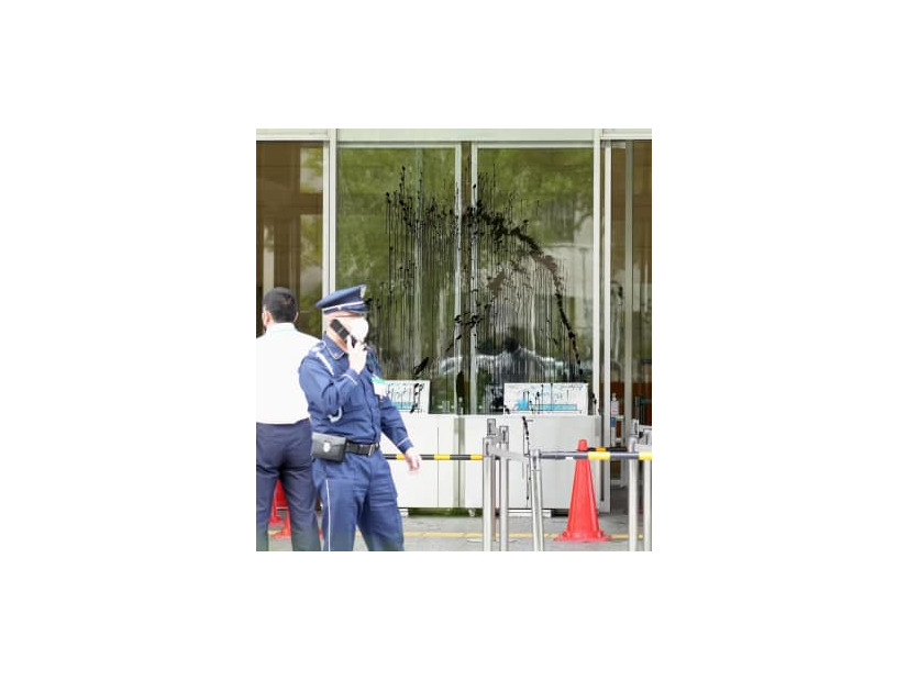 黒い液体が飛び散った衆院第1議員会館の玄関のガラス＝27日午後3時43分、東京・永田町