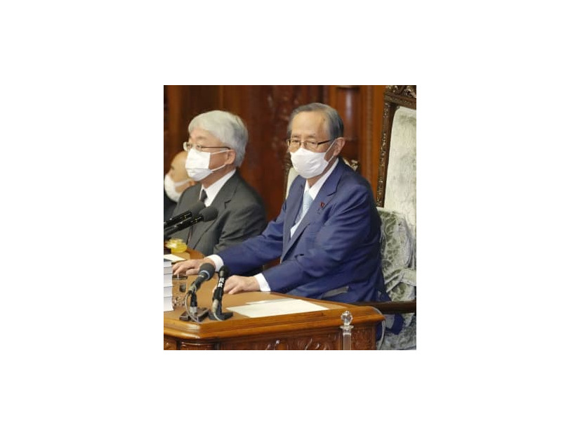 衆院本会議に臨む細田議長＝27日午後
