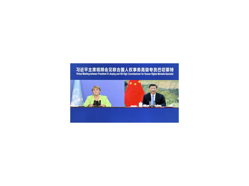 バチェレ国連人権高等弁務官（左）とオンラインで会談する中国の習近平国家主席＝25日、北京（新華社＝共同）