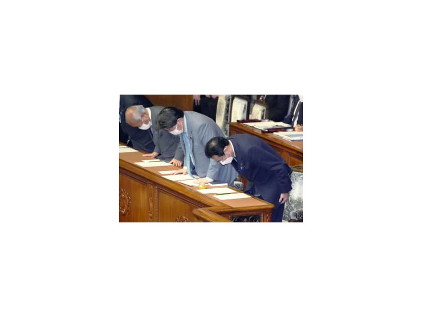 衆院本会議で2022年度補正予算案が可決され、一礼する岸田首相ら＝27日午後
