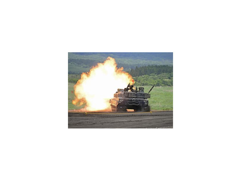 陸上自衛隊の「富士総合火力演習」で砲弾を放つ10式戦車＝28日午前、静岡県の東富士演習場