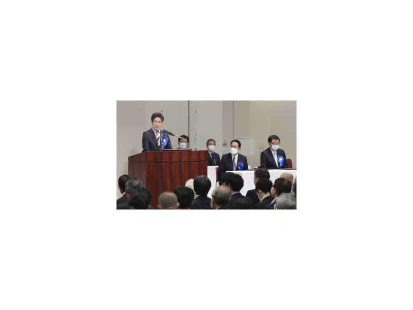 北朝鮮による拉致被害者の早期帰国を求める「国民大集会」であいさつする横田めぐみさんの弟拓也さん。右端から2人目は岸田首相＝29日午後、東京都千代田区
