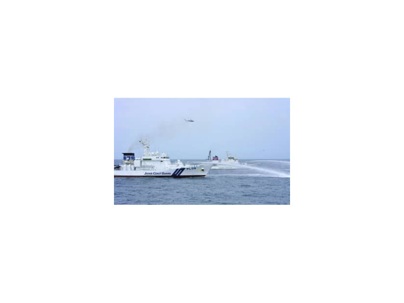 日本海の大和堆周辺海域で外国漁船の違法操業に備え合同訓練をする門司海上保安部の巡視船「くにさき」（手前）と水産庁の漁業取締船「白萩丸」＝27日（海上保安庁提供）