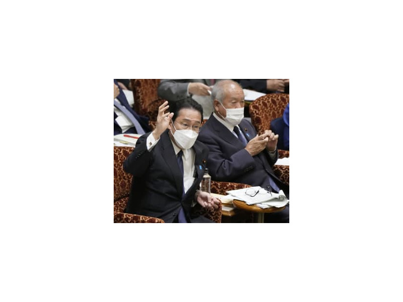 参院予算委で答弁のため挙手する岸田首相＝30日午後