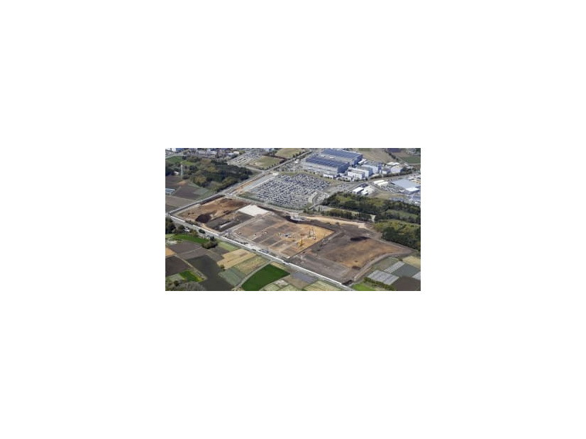 半導体メーカーTSMCの子会社の工場建設予定地（手前）＝4月、熊本県菊陽町（共同通信社ヘリから）