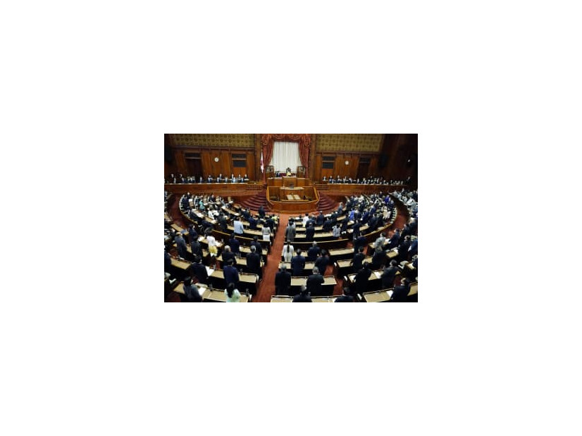2022年度補正予算が可決、成立した参院本会議＝31日午後