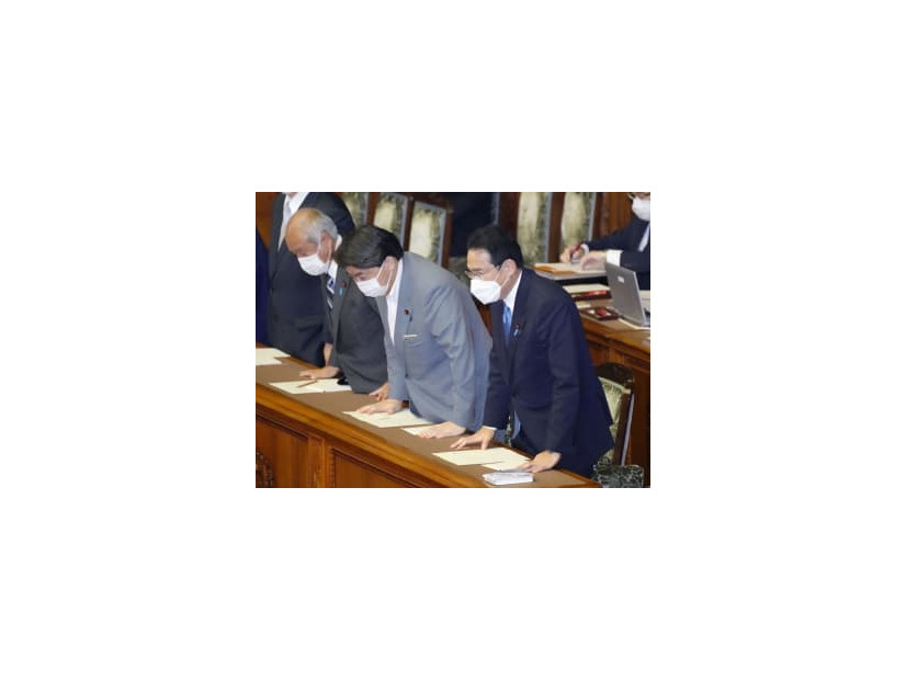 参院本会議で2022年度補正予算が可決、成立し、一礼する岸田首相（手前）ら＝31日午後