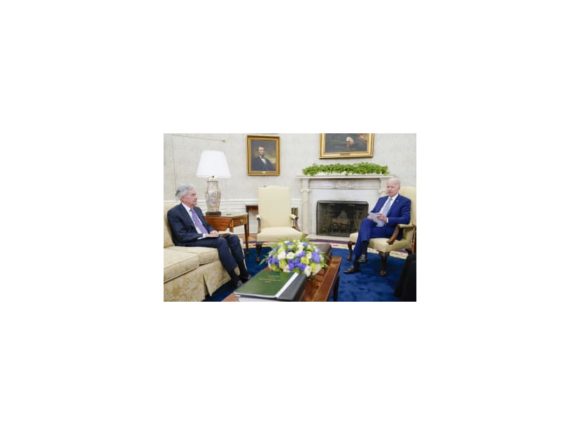 会談するFRBのパウエル議長（左）とバイデン大統領＝5月31日、ホワイトハウス（AP＝共同）