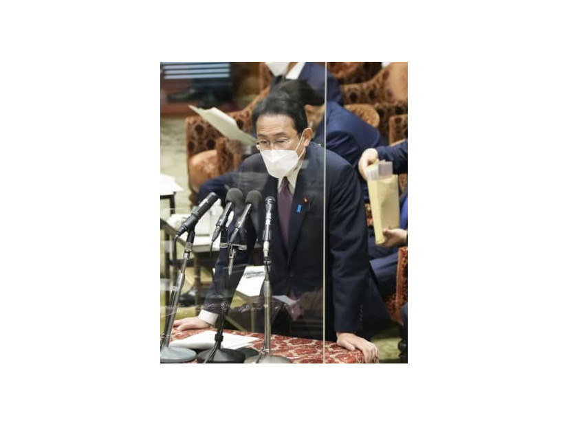 衆院予算委で答弁する岸田首相＝1日午後