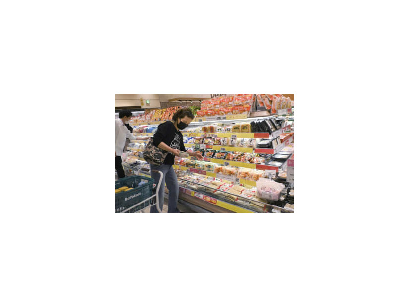 イトーヨーカドー大森店の食品売り場の買い物客＝5月、東京都大田区