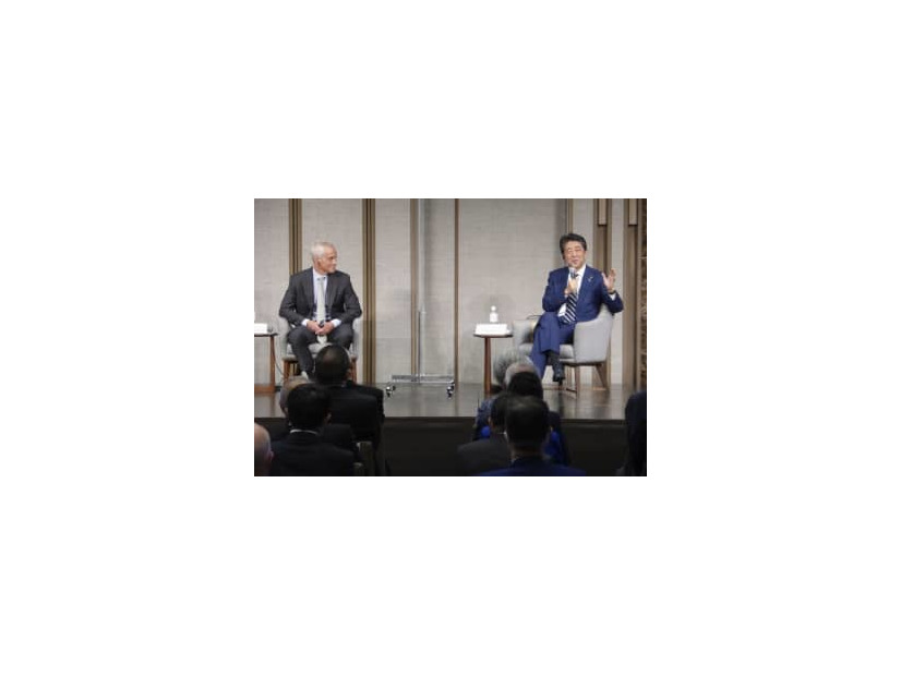 講演する安倍元首相（右）とエマニュエル駐日米大使＝1日午後、東京都港区