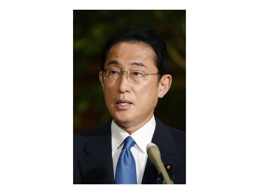 記者団の取材に応じる岸田首相＝5月31日午後、首相官邸