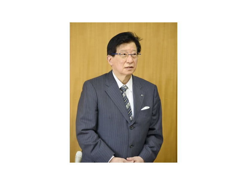 岐阜県中津川市の青山節児市長と面会後、取材に応じる静岡県の川勝平太知事＝1日午後、中津川市役所
