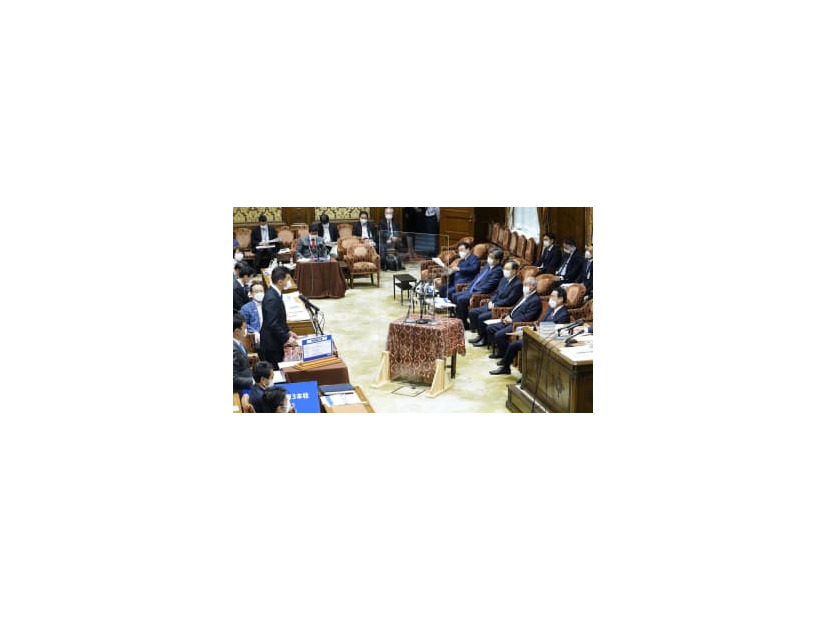 衆院予算委で、岸田首相（右手前）に質問する立憲民主党の泉代表＝1日午後