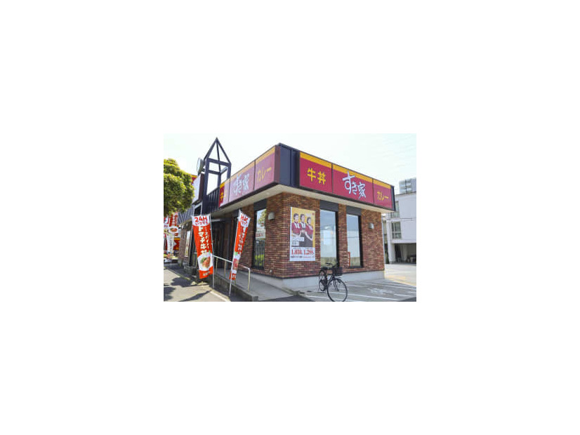 50代の女性従業員が亡くなった「すき家」の店舗＝2日午前、名古屋市