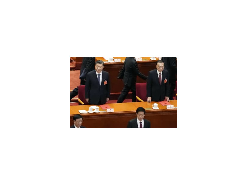 中国全人代の閉幕式に臨む習近平国家主席（左上）と李克強首相（右上）＝3月、北京の人民大会堂（共同）