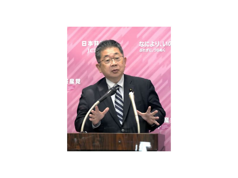 記者会見する共産党の小池書記局長＝2日午後、国会