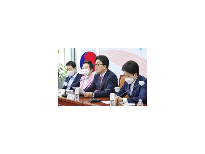 2日、党の会議で発言する韓国の保守系与党「国民の力」の権性東・院内代表（右から2人目）ら＝ソウル（聯合＝共同）