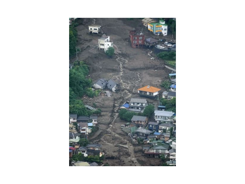 大規模な土石流で多くの建物などが押し流された現場＝2021年7月4日、静岡県熱海市