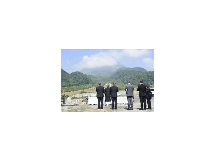 雲仙・普賢岳の大火砕流から31年となり、報道陣の取材拠点「定点」で関係者が参列して営まれた法要＝3日午前、長崎県島原市