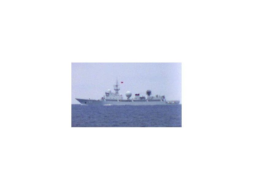 太平洋に入った中国海軍の情報収集艦（防衛省統合幕僚監部提供）