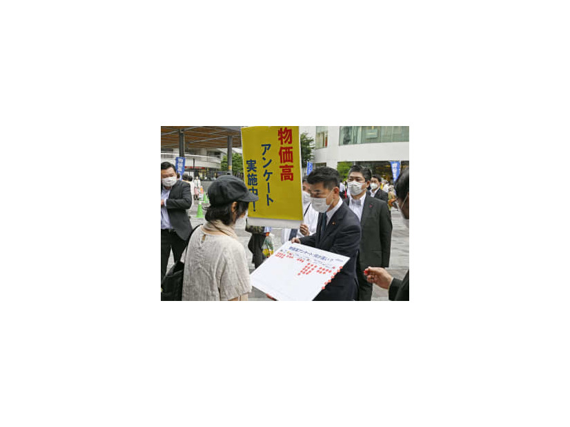 JR有楽町駅前でボードを持ち、物価高騰について調査する立憲民主党の泉代表（手前右）＝3日午後