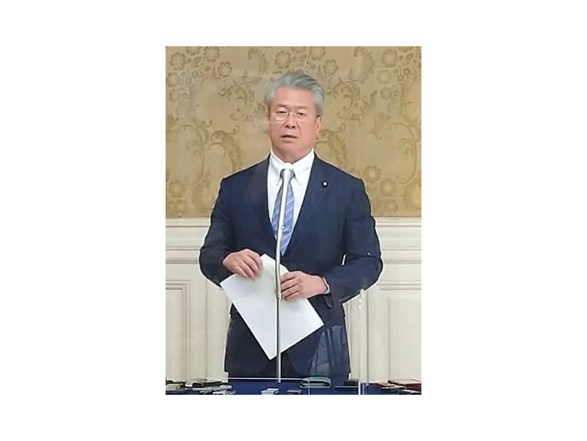 記者団の質問に答える立憲民主党の馬淵国対委員長＝3日午後、国会