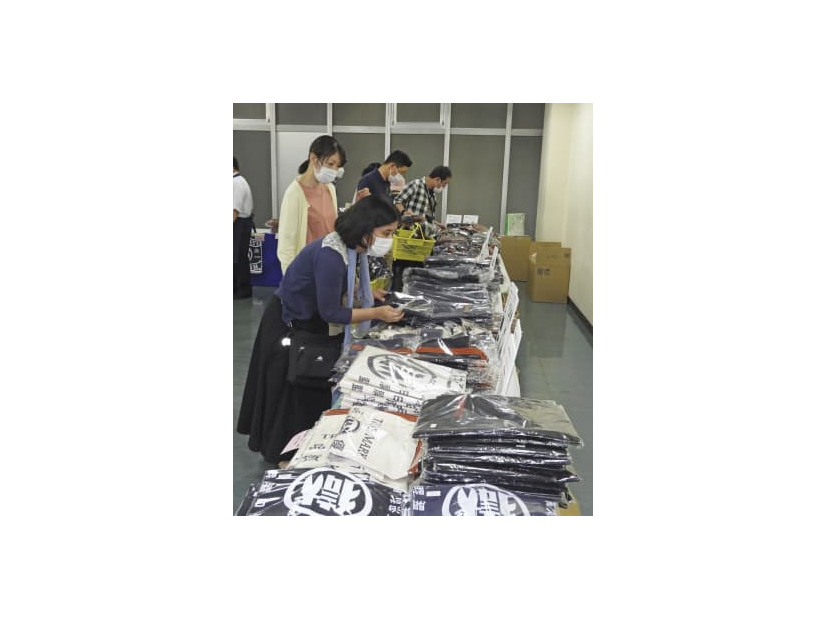 3年ぶりに開催された全国矯正展で、並べられた製品を見る来場者＝4日午前、東京都千代田区の科学技術館