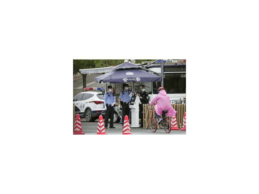 天安門事件から33年を迎え、北京の天安門広場周辺で警戒する警察官ら＝4日（共同）