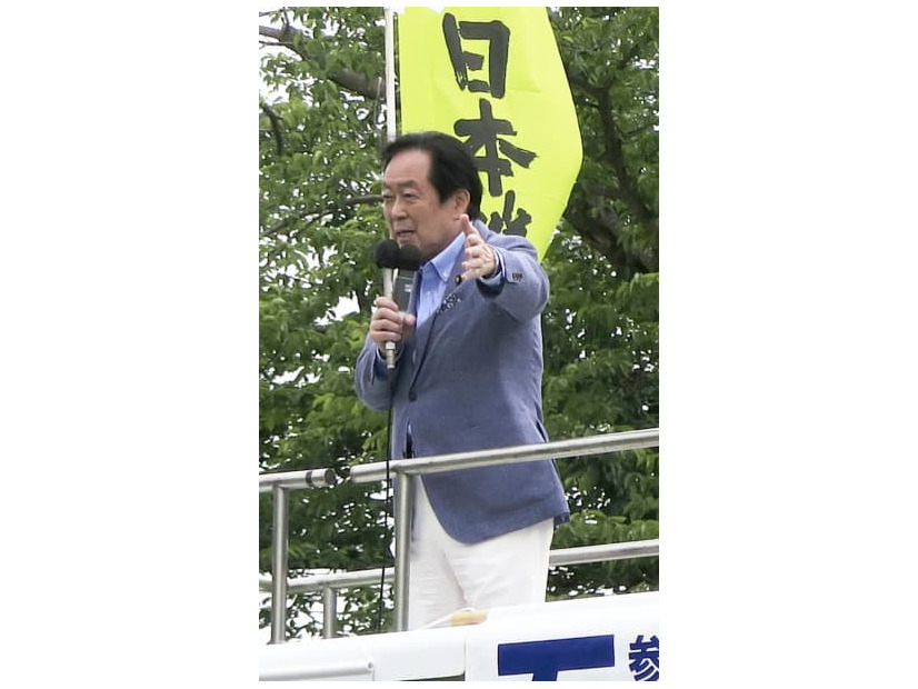 茨城県牛久市で街頭演説をする日本維新の会の石井章参院議員＝5日午後