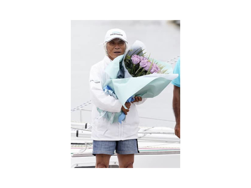 帰港セレモニーで花束を受け取った堀江謙一さん＝5日午後、兵庫県西宮市