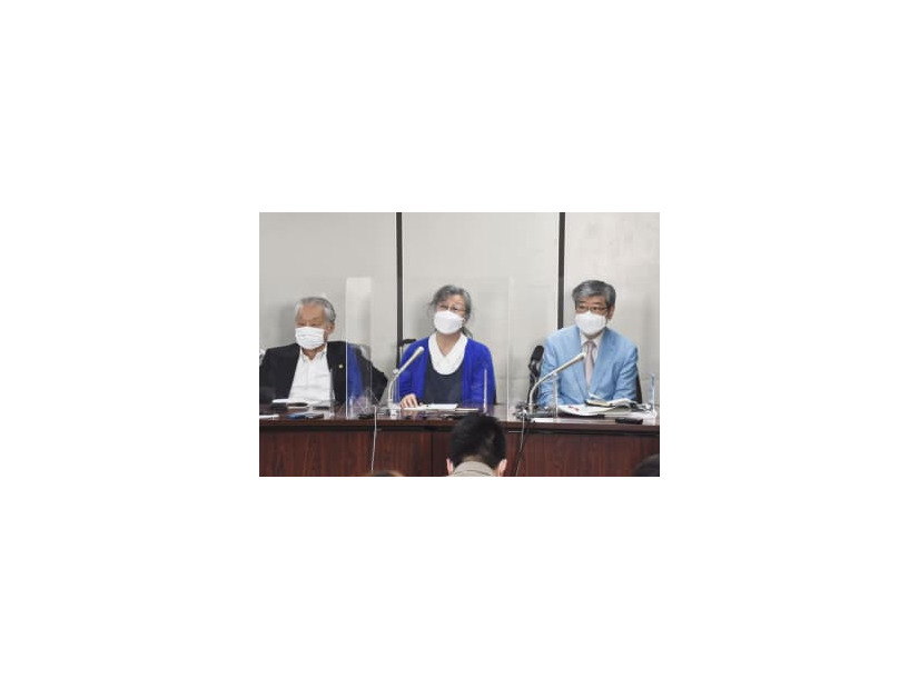 結審後、記者会見する福島原発告訴団の武藤類子団長（中央）、被害者参加代理人の海渡雄一弁護士（右）ら＝6日午後、東京・霞が関の司法記者クラブ